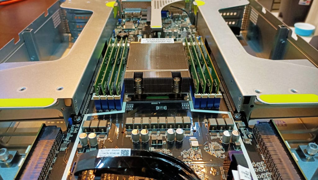 AMD EPYC 7502P dengan memori 8-channel